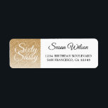 Etiqueta 60 Sassy Gold Purpurina 60th Birthday Return Addre<br><div class="desc">Celebra haber cumplido 60 años de estilo con este moderno diseño de cumpleaños 60 en un fondo oscuro y purpurina dorado, una etiqueta de retorno de cumpleaños número 60 de moda que puedes personalizar y enviar para la celebración de tu fiesta de cumpleaños número sesenta. Las palabras sesenta y sassy...</div>