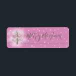 Etiqueta Angel Christmas Tree Orchid Pink ID197<br><div class="desc">Un estilizado y único árbol de Navidad coronado por ángeles, latas de dulces y oropel se coloca sobre un fondo de pequeños copos de nieve para el diseño presentado en esta llamativa etiqueta de dirección de retorno. El hermoso texto del guión de 'Feliz Navidad' es opcional y puede ser borrado...</div>