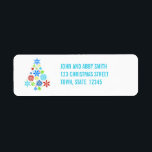 ETIQUETA AQUA SNOWFLAKES CHRISTMAS TREE RETURE DIRECCIÓN<br><div class="desc">AQUA SNOWFLAKES NAVIDAD ÁRBOL RETURN ETIQUETAS DE DIRECCIÓN SON UNA FORMA DIVERTIDA DE ETIQUETAR LAS TARJETAS DE RECIBIMIENTO DE SUS NAVIDADES O CUALQUIER OTRO CORREO DE VACACIONES. UN DISEÑO DE ÁRBOLES DE NAVIDAD DIVERTIDO CON SOMBRILLAS DE COLORES ROJOS,  VERDES,  AMARILLOS Y AZULES.</div>