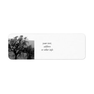 Etiqueta Árbol distante (blanco y negro)