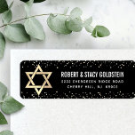 Etiqueta Bat Mitzvah Black Gold Purpurina Bold Return Addre<br><div class="desc">Estar orgulloso, regocijarse y celebrar este hito de su Bat Mitzvah favorito cada vez que use esta sofisticada y personalizada etiqueta de dirección de retorno! Tipografía audaz, sans serif blancos, una falsa Estrella de David de oro y pequeños puntos purpurinas de confetti de oro falsos superponen un sofisticado y dramático...</div>