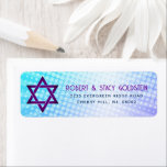 Etiqueta Bat Mitzvah Diversión Retro Blue Purple Gradiente<br><div class="desc">Estar orgulloso, regocijarse y mostrar este hito de su Bat Mitzvah favorito con esta etiqueta retro boho, dirección de retorno personalizada! Tipografía divertida, de moda, audaz morada y azul marino con la tipografía moderna sans serif superpone un fondo de rayos pop turquesa y morado gradiente con puntos blancos. Personalice el...</div>