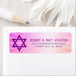 Etiqueta Bat Mitzvah Diversión Retro Naranja Rosa Dirección<br><div class="desc">Estar orgulloso, regocijarse y mostrar este hito de su Bat Mitzvah favorito con esta etiqueta retro boho, dirección de retorno personalizada! Tipografía divertida, moderna, audaz, rosa oscuro y rosa oscuro con la tipografía moderna sans serif sobre un fondo de naranja de luz pop y rayas de gradiente rosado oscuro con...</div>