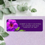 Etiqueta Bat Mitzvah Purple Floral Moderno Dirección de dev<br><div class="desc">Estar orgulloso, regocijarse y mostrar este hito de su Bat Mitzvah favorito con esta sofisticada y personalizada etiqueta de dirección de retorno! Una moda, una impresionante acuarela de color rosa morado y un moderno serif san sobre un fondo morado de ciruela oscuro. Personalice el texto del personalizado con su nombre...</div>