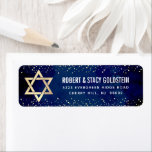 Etiqueta Bat Mitzvah Purpurina de oro de la marina de guerr<br><div class="desc">Estar orgulloso, regocijarse y celebrar este hito de su Bat Mitzvah favorito cada vez que use esta sofisticada y personalizada etiqueta de dirección de retorno! Tipografía audaz, blanca y serif, una falsa Estrella de David de oro y pequeños puntos purpurinas de confetti de oro falsos dominan un sofisticado y dramático...</div>