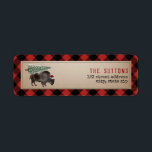 Etiqueta Bison Christmas Tree Santa Buffalo Rustic Plaid<br><div class="desc">Ilustracion de un bisonte llevando un árbol de Navidad en su espalda con sombrero santa. El borde es rojo y negro patrón de manto de búfalo.</div>