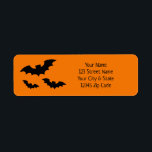 Etiqueta Black & orange Halloween bat return address labels<br><div class="desc">Black and orange Halloween bat return address labels. Spooky black and orange sticker labels for mail and party favors. Personalized text and background color. Fun Holiday design for home,  Birthday,  office,  costume party etc. Create your own in bulk. Leave black to print at home with your own printer.</div>