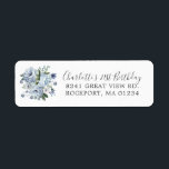 Etiqueta Blue Floral 21st Birthday Return Address<br><div class="desc">Añade un toque de bonito a tu sobre de invitación de cumpleaños número 21. Un ramo de flores azul polvoriento decora el lado izquierdo. Un tipo de letra de guión clásico permite a la gente conocer la ocasión especial. Un tipo de letra tradicional agrega la dirección.</div>