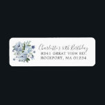 Etiqueta Blue Floral 80th Birthday Return Address<br><div class="desc">Añade un toque de bonito a tu sobre de invitación de cumpleaños número 80. Un ramo de flores azul polvoriento decora el lado izquierdo. Un tipo de letra de guión clásico permite a la gente conocer la ocasión especial. Un tipo de letra tradicional agrega la dirección.</div>