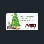 Etiqueta Blue Merle Aussie Christmas Tree Return Address<br><div class="desc">En estas etiquetas de dirección de retorno hay una imagen de un perro pastor australiano de espátula azul usando un sombrero de Santa rojo y blanco. El perro se sienta entre paquetes de regalo envueltos de colores junto a un árbol de Navidad decorado. Un pájaro bullfinch está aterrizando en el...</div>