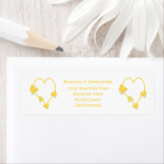 Etiqueta Boda de diseño del corazón de mariposa amarillo