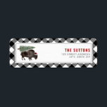 Etiqueta Buffalo Bison Santa Christmas Tree Plage<br><div class="desc">Ilustracion de un búfalo con un sombrero de santa con un árbol de Navidad cubierto de nieve atado a su espalda. El borde es un patrón de manto de búfalo blanco y negro.</div>