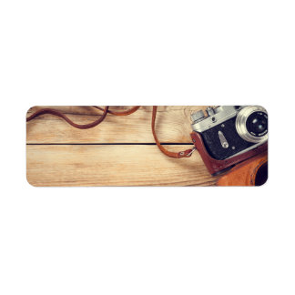 Etiqueta Cámara Retro Vieja En Fondo De Mesa De Madera