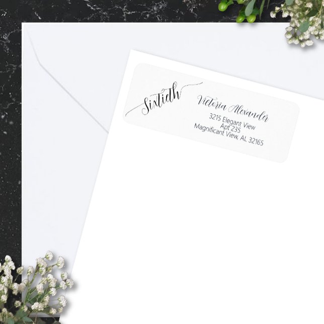 Etiqueta Celebración de cumpleaños número sesenta con letra (Elegant  Minimal Black Script Sixtieth Birthday Return Label)