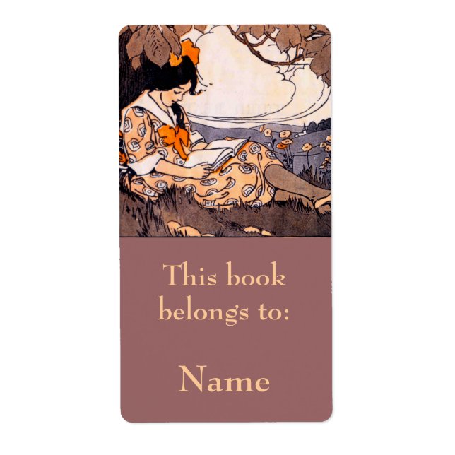 Etiqueta Chica leyendo bajo la placa del árbol (Frente)