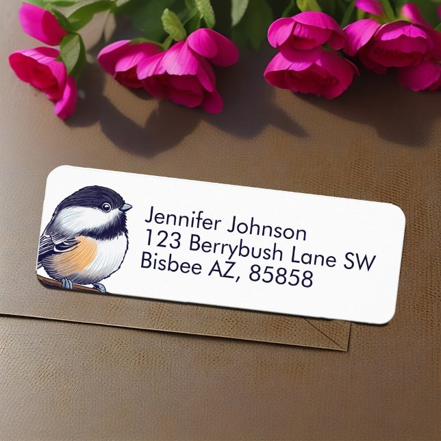 Etiqueta Chickadee Adorable Ave Blanca Negro Dulce (Cute Chickadee adorable backyard bird return address label natural black & white simple lettering )