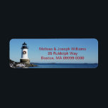Etiqueta Christmas Wreath Red Lighthouse Return Address<br><div class="desc">Christmas Wreath Red Lighthouse Return Address Label.  
Send a nautical Christmas greeting featuring Fort Pickering Light protecting Salem Harbor. Find coordinating Christmas supplies in the Salem Christmas Wreath Lighthouse Collection.</div>