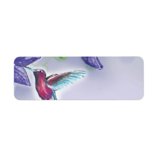Etiqueta colibrí elegante y colorido y flores púrpuras