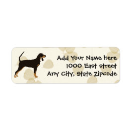 Etiqueta Coonhound negro y tan negro sobre hojas de Tan