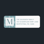 Etiqueta Copos de nieve de invierno monogramados<br><div class="desc">Esta etiqueta de dirección de copos de nieve monogramada presenta un patrón de copos de nieve azul y blanco. Adición perfecta a sus tarjetas de vacaciones</div>