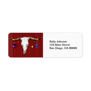 Etiqueta Cow Skull con adornos navideños en el Red Barn
