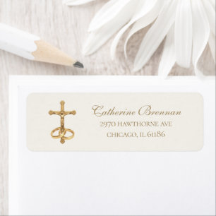 Etiqueta Cruz dorada católica y anillos de boda 