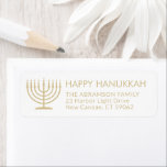 Etiqueta Cualquier texto Menorah Gold Hanukkah Dirección de<br><div class="desc">Añada el toque de acabado perfecto de la tarjeta Hanukkah con estas elegantes etiquetas de retorno en blanco y oro. El oro es de color impreso no metálico, no Relieve metalizado. Todo el texto se puede personalizar fácilmente con cualquier saludo, nombre y dirección. El diseño cuenta con una sencilla menorah...</div>