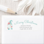 Etiqueta Cute Pastel Merry Christmas Gnome Dirección L<br><div class="desc">Destacar del resto de las tarjetas de vacaciones de esta temporada con este bonito y caprichoso diseño vacacional que presenta un adorable elfo Navidad de colores suaves. Las palabras "Feliz Navidad, familia Anderson y tu dirección" aparecen en tipografía con letras a mano y letras en negrita. Personalizar esta tarjeta única...</div>