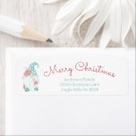 Etiqueta Cute Pastel Merry Christmas Gnome Dirección L<br><div class="desc">Destacar del resto de las tarjetas de vacaciones de esta temporada con este bonito y caprichoso diseño vacacional que presenta un adorable elfo Navidad de colores suaves. Las palabras "Feliz Navidad, familia Anderson y tu dirección" aparecen en tipografía con letras a mano y letras en negrita. Personalizar esta tarjeta única...</div>