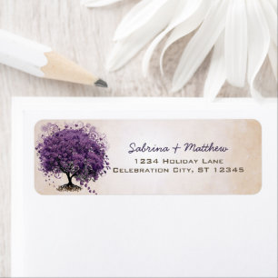 Etiqueta de boda del árbol de hoja de corazón púrp