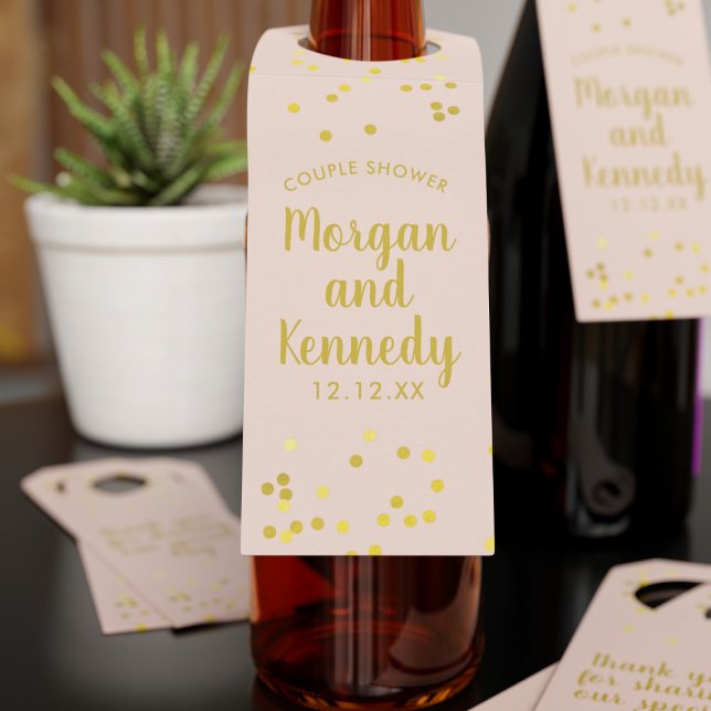 Etiqueta de botella para despedida de soltera con  (Add your name and shower date to these blush pink and gold confetti bottle tags)