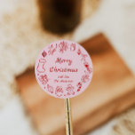 Etiqueta de dibujo de mano rosada de garrapatas de<br><div class="desc">Este peculiar pegatina circular de vacaciones presenta garabatos festivos dibujados a mano en una paleta de colores rojo y rosa con un tipo de letra escrito a mano. Es perfecto para añadir regalos a tus Navidades y puedes emparejarlo con cualquier cosa de la colección DOODLE para un aspecto cohesivo.</div>