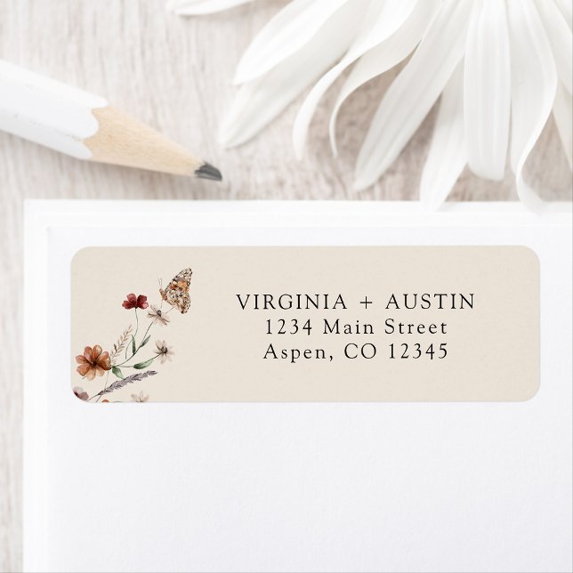 Etiqueta de dirección de devolución de boda boho (Tan Boho Wildflower with Butterfly Wedding Return Address Label by Painted Paperie
)