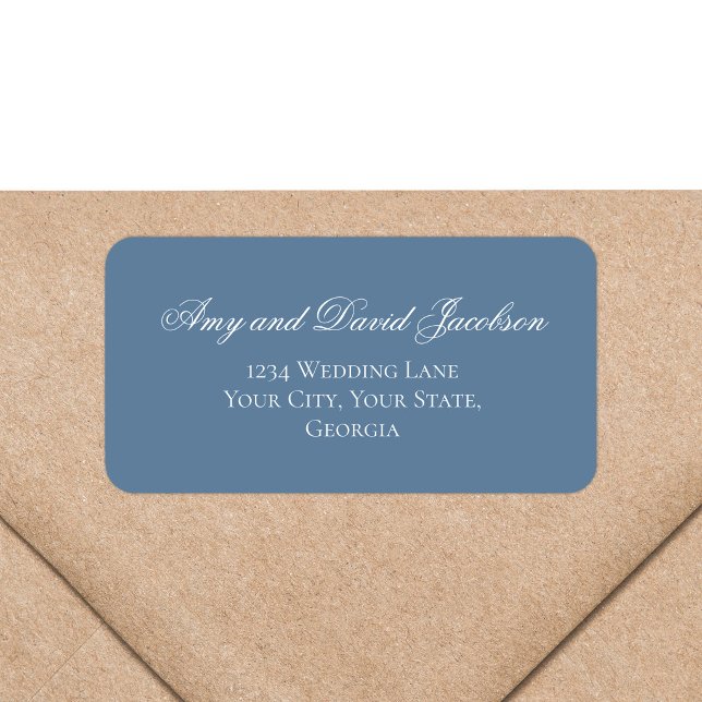 Etiqueta de dirección de devolución de boda con gu (Dusty blue script return address label on kraft envelope with elegant calligraphy)