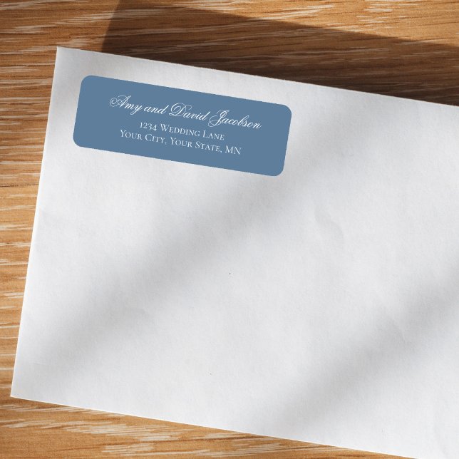 Etiqueta de dirección de devolución de boda con gu (Elegant dusty blue return address label on kraft envelope with white script names)