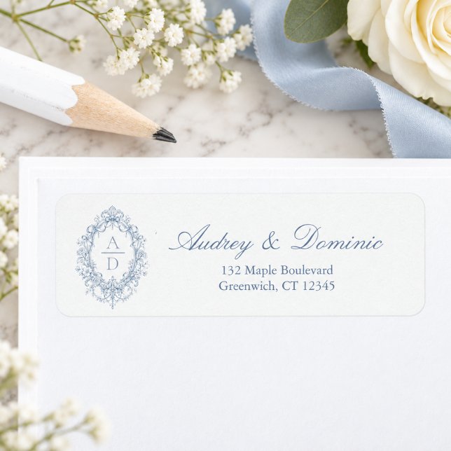 Etiqueta de dirección de devolución de boda con mo (elegant blue toile monogram crest script calligraphy old money wedding return address labels)