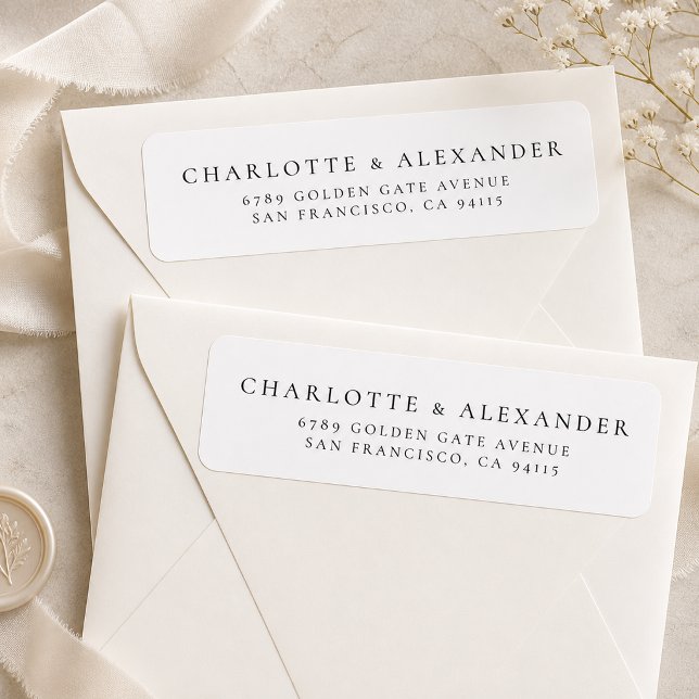 Etiqueta de dirección de devolución de boda elegan (Modern Elegant Wedding Return Address Label displayed on cream envelopes.)