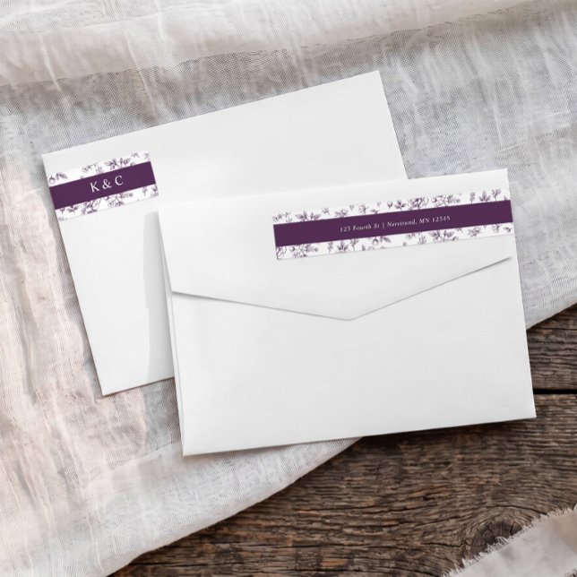 Etiqueta de dirección de devolución de boda floral (Eggplant dark purple wrap around return address label with French floral pattern and initials)