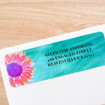 Etiqueta de dirección de devolución de Boda floral<br><div class="desc">Esta colorida Etiqueta de Dirección de Retorno Boda está decorada con una pintura acuarela original de una flor en tonos rosa y violeta sobre un fondo turquesa. Personalizable fácilmente con sus nombres y dirección. Utilice la opción Personalizar adicional para cambiar el tamaño, estilo o color del texto si lo desea....</div>