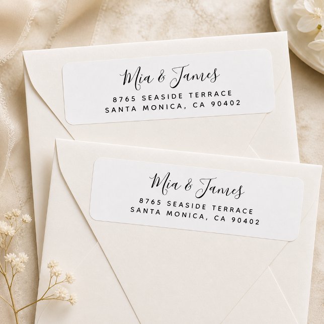 Etiqueta de dirección de devolución de elegante es (Elegant Script Couple Return Address Label displayed on cream envelopes.)
