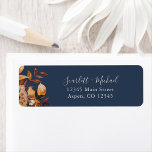 Etiqueta de dirección de devolución de la marina d<br><div class="desc">Este elegante rótulo de la dirección de retorno de boda en otoño incluye naranja quemado con acuarela pintada a mano y hojas de terracota,  dahlias crema y beige,  y hermosos rosas de color rojizo con un fondo naval. Encontrar elementos coincidentes en la colección Navy Autumn Romance.</div>