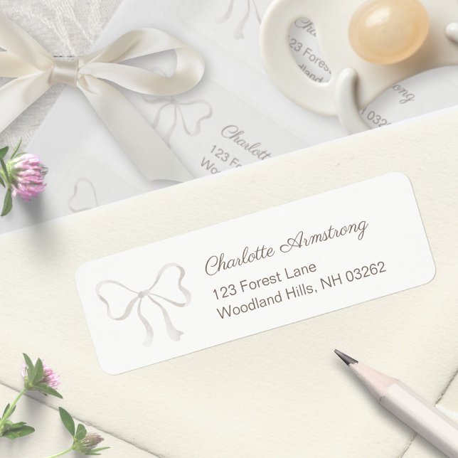 Etiqueta de dirección de devolución para baby show (Light Warm Cream Baby Shower Bow Return Address Label ©Susanne Sachers - Sunny Mind 🌞)