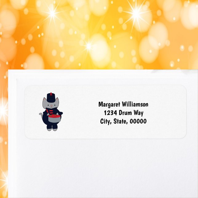 Etiqueta de dirección de devolución personalizable (A return address label with a cat playing the drum in a navy blue & red marching band uniform.)