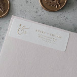 Etiqueta de dirección de retorno de monograma eleg<br><div class="desc">Estas elegantes etiquetas de dirección de retorno de monograma de escritura dorada son perfectas para un simple boda. El minimalista diseño dorado y blanco presenta una elegante tipografía romántica con un estilo moderno de cristal. Personalizable de cualquier color. Mantenga el diseño minimalista y elegante, como está, o lo personalice añadiendo...</div>