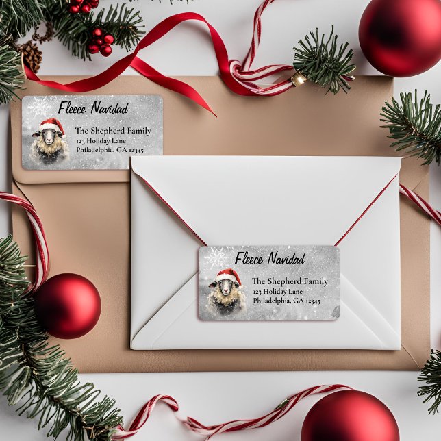Etiqueta de dirección oveja Navidad Fleece (Fleece Navidad Address label with Santa Hat Sheep on a gray snowy background
)
