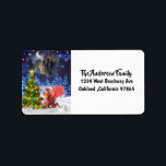 Etiqueta de dragón de fantasía de Navidades pequeñ<br><div class="desc">Dragón Cuto Tirando Sobre Las Luces De Los Árboles De Navidad. Una Adición Perfecta Para Sus Sobres De Tarjeta De Vacaciones Para Enviarlos A La Familia Y Amigos Para Las Vacaciones.</div>