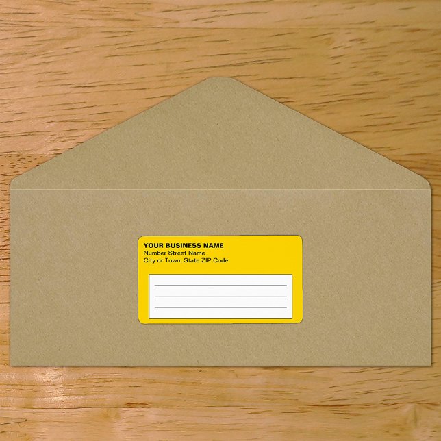 Etiqueta de envío comercial amarilla basada en tex (Plain text yellow business shipping label on envelope)