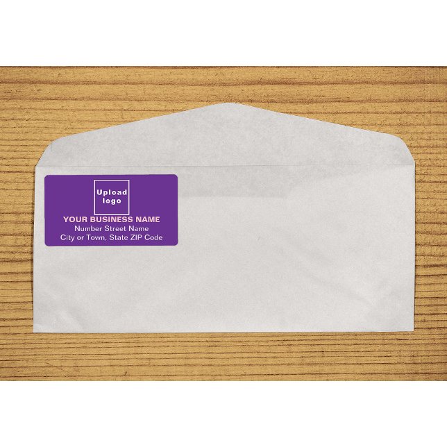 Etiqueta de envío púrpura para empresas alineadas  (Center aligned business purple shipping label on envelope)