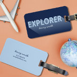 Etiqueta de equipaje del Explorador azul moderno d<br><div class="desc">Para el explorador del mundo; exprésate y deja que tu equipaje se destaque del resto en la reclamación de equipaje con esta negrita marca de tipografía azul que muestra la palabra "Explorer" con una larga sombra que se desvanece. Personalice esta etiqueta con su información y para obtener más opciones como...</div>