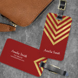 Etiqueta de equipaje geométrico de oro rojo y fals<br><div class="desc">Manténgase en contacto con nosotros gracias a esta bolsa roja de moda con un diseño geométrico de oro falso. Personalice esta etiqueta con su información y para obtener más opciones como cambiar el tipo de letra y su tamaño, haga clic en el botón "Personalizar". *Tenga en cuenta que la marca...</div>